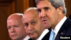 Ngoại trưởng Mỹ John Kerry, Ngoại trưởng Anh William Hague (trái) và Ngoại trưởng Pháp Laurent Fabius trong cuộc họp báo tại Paris, ngày 16/9/2013. 