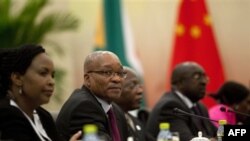 Tổng thống Nam Phi Jacob Zuma, thứ hai từ trái sang, trong 1 cuộc họp song phương với đối tác Trung Quốc Hồ Cẩm Đào ở Hải Nam, Trung Quốc, 13/4/2011