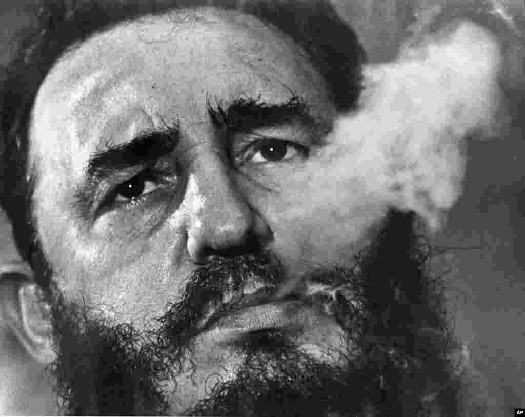 Thủ tướng Cuba Fidel Castro nhả khói xì gà trong một cuộc phỏng vấn tại phủ chủ tịch của ông ở Havana, Cuba, tháng 3 năm 1985. &nbsp;