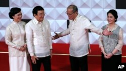 Tổng thống Philippines Benigno Aquino III và em gái Maria Elena Aquino-Cruz chào đón Chủ tịch Việt Nam Trương Tấn Sang và phu nhân Mai Thị Hạnh đến dự buổi tiệc tối tại Manila, ngày 18/11/2015.