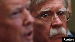 TT Trump và Cố vấn An ninh John Bolton nghe báo cáo của các quan chức quân sự Mỹ tại Tòa Bạch Ốc ở Washington, ngày 9/4/2018. REUTERS/Carlos Barria .