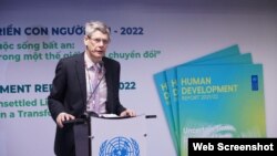 Giáo sư Jonathan Pincus, Chuyên gia kinh tế cao cấp của UNDP, phát biểu tại Lễ công bố Báo cáo phát triển con người tại Hà Nội, ngày 9/9/2022. Photo UNDP Vietnam.