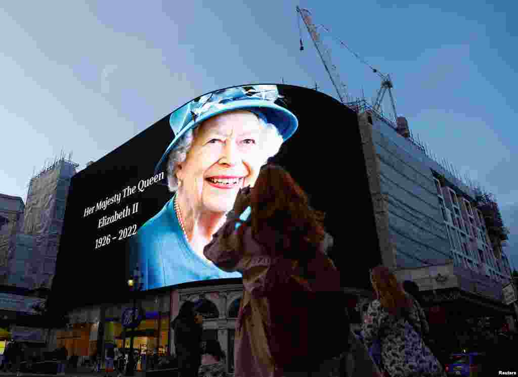 Hình ảnh của Nữ hoàng Elizabeth, vị quân chủ trị vì lâu nhất của Anh, trưng lên tại Piccadilly Circus sau khi bà qua đời ở tuổi 96, ở London, ngày 8 tháng 9 năm 2022.