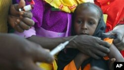 UNICEF chuẩn bị tiêm chủng bại liệt cho trẻ em tại một trại tị nạn ở biên giới Chad-Sudan.