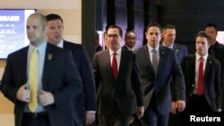 Bộ trưởng Tài chính Steven Mnuchin (giữa) dẫn đầu phái đoàn Hoa Kỳ đi đàm phán thương mại ở Trung Quốc ngày 3/5/2018.