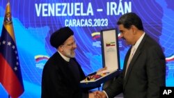 Prezidan Iranyen Ebrahim Raisi salye Prezidan Venezyelyen Nicolas Maduro nan Caracas, Venezyela, 12 Jyen 2023. 