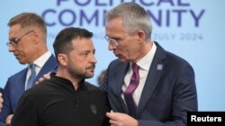 Tổng thư ký NATO Jens Stoltenberg (phải) nói chuyện với Tổng thống Ukraine Volodymyr Zelenskyy trước một cuộc họp Cộng đồng Chính trị Châu Âu tại Cung điện Blenheim ở Woodstock, Anh, ngày 18/7/2024.