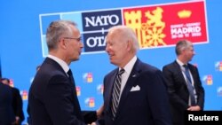 Tổng thư ký NATO sắp mãn nhiệm Jens Stoltenberg và Tổng thống Hoa Kỳ Joe Biden.