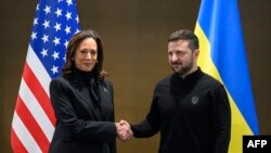 Phó Tổng thống Mỹ Kamala Harris (trái) bắt tay Tổng thống Ukraine Volodymyr Zelensky trong cuộc gặp bên lề Hội nghị thượng đỉnh về hòa bình ở Ukraine, tại khu nghỉ dưỡng Burgenstock, gần Lucerne ở Thụy Sĩ, hôm 15/6.