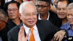 Cựu Thủ tướng Malaysia, Najib Razak, vẫy tay khi rời Tòa án Tối cao Kuala Lumpur, Malaysia, ngày 11/11/2019.