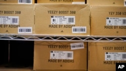 Foto Achiv: Bwat soulye tenis Yeezy Adidas yo nan yon magazen nan vil Paramus, New Jerze, 25 Oktob, 2022. 