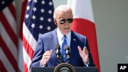 Tổng thống Joe Biden phát biểu trong cuộc họp báo với Thủ tướng Nhật Bản Fumio Kishida tại Nhà Trắng hôm 10/4. Tại buổi họp báo, ông Biden cho biết ông đang xem xét yêu cầu của Úc về việc hủy bỏ truy tố đối với ông Julian Assange.