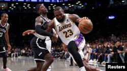 Tiền đạo LeBron James (áo số 23) của Los Angeles Lakers trong một pha đi bóng trước hậu vệ Dennis Schroder (17) của Brooklyn Nets tại Barclays Center. Ảnh: Vincent Carchietta-USA TODAY Sports 