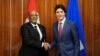 Premye Minis Kanadyen Justin Trudeau (a dwat) patisipe nan yon reyunyon bilateral ak Premye Minis Ayisyen Ariel Henry pandan konferans CARICOM nan nan Nassau, Bahamas, 16 Fevriye 2023. 