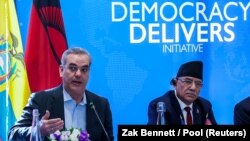 Prezidan Repiblik Dominiken Luis Abinader chita bo kote Prezidan Nepal (a dwat) Chandra Poudel pandan yon rankont USAID anba tem "Democracy Delivers" nan Nouyok, 20 Sept. 2023. 