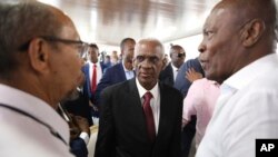 Edgard Leblanc Fils pale ak kek moun apre Konsey Prezidansyel Tranzisyon an nomen li prezidan nan Potoprens, Ayiti, Madi 30 Avril 2024. 