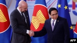 Thủ tướng Việt Nam Phạm Minh Chính (phải) bắt tay Chủ tịch Hội đồng Châu Âu Charles Michel khi dự hội nghị thượng đỉnh EU-ASEAN tại trụ sở Hội đồng Châu Âu ở Brussels ngày 14/12/2022.