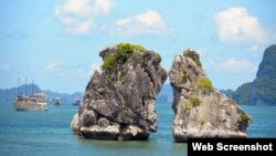 Hòn Trống Mái (Kissing Rocks) ở Vịnh Hạ Long. Ảnh: TTXVN.