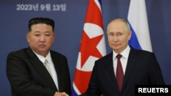 Tổng thống Nga Vladimir Putin, phải, gặp nhà lãnh đạo Triều Tiên Kim Jong Un tại Sân bay Vũ trụ Vostochny ở vùng viễn đông Amur, Nga, ngày 13/9/2023.