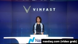 CEO toàn cầu của VinFast Lê Thị Thu Thủy phát biểu trước khi rung chuông mở màn phiên giao dịch của Nasdaq nơi cổ phiếu của hãng xe Việt Nam bắt đầu được niêm yết hôm 15/8.