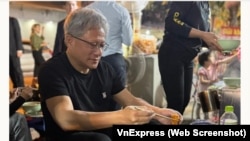 CEO của Nvidia, ông Jensen Huang, ăn phở bò ở một quán vỉa hè tại Hà Nội trong chuyến thăm đầu tiên của ông tới Việt Nam. (Facebook Hoàng Anh Tuấn via VnExpress)