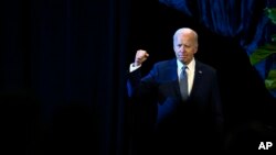 Tổng thống Joe Biden bước lên sân khấu phát biểu tại đại hội quốc gia NAACP, ngày 16 tháng 7 năm 2024, tại Las Vegas.