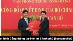 Thượng tướng Nguyễn Duy Ngọc ̣ (trái) nhận quyết định bổ nhiệm từ Thường trực Ban bí thư Lương Cường hôm 3/6