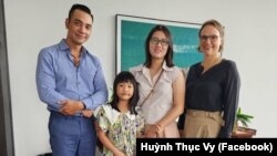 Nhà hoạt động Huỳnh Thục Vy (thứ 2, bên phải) gặp Tổng lãnh sự Josefine Wallat (thứ 1, bên phải) của Lãnh sự quán Đức ở TPHCM sau khi ra tù.