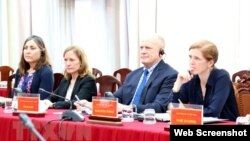 Tổng Giám đốc USAID Samantha Power (phải) và đoàn công tác làm việc tại Cần Thơ ngày 9/3/2023. Photo Vietnam Plus.