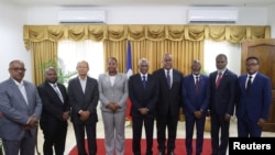 Foto Achiv: PM Garry Conille ak manm konsey tranzisyon an: Louis Gerald Gilles, Smith Augustin, Leslie Voltaire, Regine Abraham, Edgard Leblanc Fils, Emmanuel Vertilaire, Frinel Joseph and Fritz Alphonse Jean.