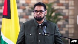 Prezidan Guayana Irfaan Ali pandan yon konferans pou lapres nan Georgetown, 29 Fevriye, 2024. 