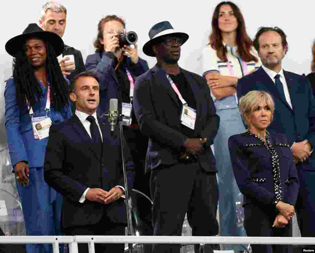 Tổng thống Pháp Emmanuel Macron và phu nhân Brigitte Macron tại lễ khai mạc Olympic Paris 2024 (ảnh: REUTERS/Phil Noble)