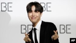 Foto Achiv: J-Hope, yon manm gwoup K-Pop popile BTS poze pou yon foto pandan yon konferans pou entwodui nouvo albom gwoup la "BE" nan vil Seoul, Kore di Sid, 20 Nov. 2020. 