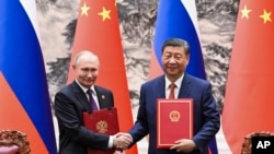 Chủ tịch Trung Quốc Tập Cận Bình, phải, và Tổng thống Nga Vladimir Putin, tham dự lễ ký các thoả thuận tại Đại lễ đường Nhân dân ở Bắc Kinh ngày 16/5/2024.