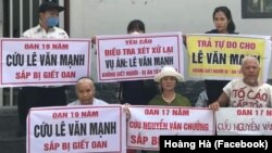 Gia đình kêu oan cho Lê Văn Mạnh trước văn phòng tiếp dân của Chính phủ Việt Nam ở Hà Nội trước khi tử tù này bị hành quyết hôm 22/9.