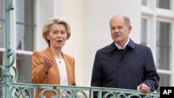 Thủ tướng Đức Olaf Scholz (phải) tiếp Chủ tịch EU Ursula von der Leyen tại Berlin, ngày 5/3/2023.