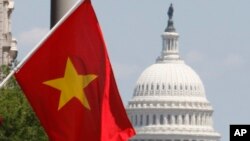 Cờ Việt Nam treo trước một khách sạn ở Washington DC gần Đồi Capitol trong dịp Chủ tịch nước Việt Nam Nguyễn Minh Triết thăm Mỹ ngày 22/6/2007.