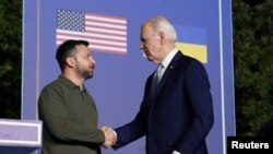 Tổng thống Mỹ Joe Biden và Tổng thống Ukraine Volodymyr Zelenskyy bắt tay vào ngày ký thỏa thuận an ninh mới giữa Mỹ và Ukraine, tại Fasano, Ý, ngày 13 tháng 6 năm 2024.