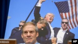 Depite Repibliken Ohio Jim Jordan koute pandan yon Direktris Sevis Sekre Etazini an, Kimberly Cheatle temwaye devan yon komsyon lachanm sou tantativ asasina kont Trump la, 22 Jiye, 2024.