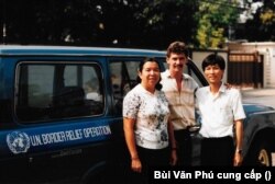 Tác giả, đứng bên phải, cùng hai đồng nghiệp trong một chuyến công tác ở Thái Lan năm 1987 (Ảnh: Bùi Văn Phú cung cấp)