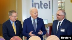 Tổng thống Mỹ Joe Biden và CEO của Intel Pat Gelsinger (trái) thăm cơ sở Intel Ocotillo, bang Arizona, 20/3/2024 (REUTERS/Kevin Lamarque).