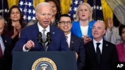 Prezidan Joe Biden pale pandan yon evenman ki make 12e anivese pwogram Deferred Action of Childhood Arrivals (DACA) nan Lamezonblanch, 18 Jyen 2024. 