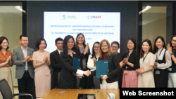 Giám đốc USAID Việt Nam Aler Grubbs (phải) và Phó Tổng Giám đốc Ngân hàng Standard Chartered Việt Nam Nguyễn Thúy Hạnh ký Bản ghi nhớ thúc đẩy đầu tư vào năng lượng sạch tại Việt Nam, ngày 16/4/2024. Photo USAID.