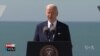 Biden Mande Ameriken pou yo Defann Demokrasi nan Diskou li Pwononse Normandy 