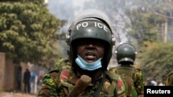 Foto Achiv: Yon polisye Kenyan reyaji apre patizan lide opozisyon Raila Odinga patisipe nan yon manifestasyon kont gouvenman an nan Nairobi, 19 Jiye, 2023. 