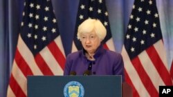 Bộ trưởng Ngân khố Mỹ Janet Yellen nói trong một tuyên bố: “Chúng ta phải duy trì sự ủng hộ của mình dành cho Ukraine ngay cả khi chúng ta làm suy yếu cỗ máy chiến tranh của Nga..."