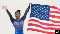 Simone Biles, vedet jimnastik Etazini, selebre meday lo li sot ranpote a nan Jezolenpik Paris yo, 1 Out, 2024. 