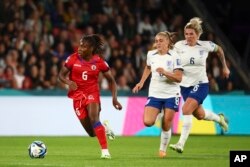 Melchie DUmornay kouri pandan jwez Anglez Millie Bright ak Georgia Stanway pousuiv li nan match Gwoup D a nan Mondyal Foutbol Feminin nan nan vil Brisbane, Ostrali, 22 Jiye, 2023.