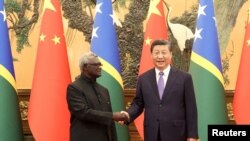 Thủ tướng Quần đảo Solomon Manasseh Sogavare (trái) bắt tay Chủ tịch Trung Quốc Tập Cận Bình tại Đại lễ đường Nhân dân ở Bắc Kinh, ngày 10/7/2023.