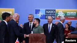 Tổng thống Ukraine Volodymyr Zelenskyy và các nhà lãnh đạo khối NATO, ngày 12/7/2023. 